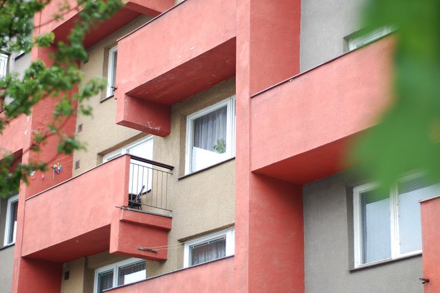 Vlastníci družstevních bytů si mohou zažádat o převod do osobního vlastnictví od roku 1995  (ilustrační foto) | foto: Honza Ptáček,  Český rozhlas