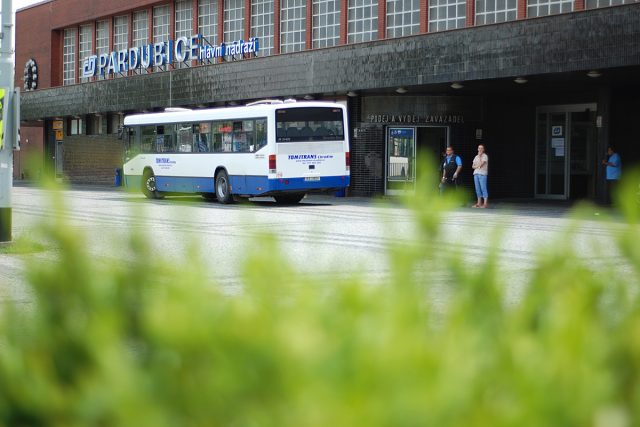 Náhradní autobusová doprava před vlakovým nádražím | foto: Honza Ptáček,  Český rozhlas
