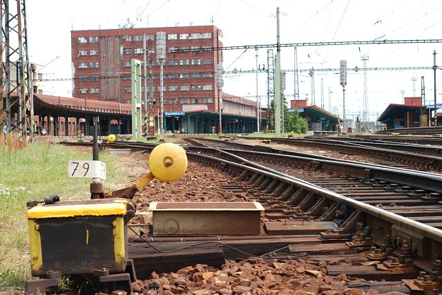 Cestující si často zkracují cestu přes koleje v bezprostřední blízkosti pardubického nádraží | foto: Honza Ptáček,  Český rozhlas