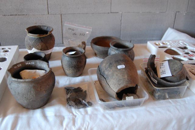 Archeologové v lokalitě objevili i velké množství keramiky | foto: Anna Černá