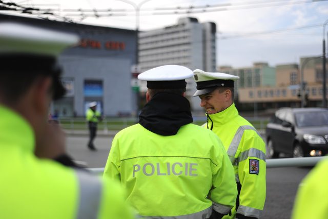 Policisté sledují svého kolegu při akci | foto: Honza Ptáček,  Český rozhlas