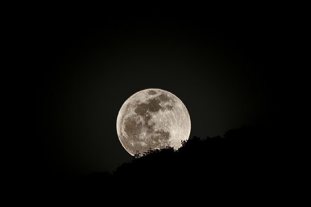 Vycházející Měsíc v úplňku | foto: Petr Horálek