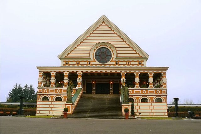 Pardubické krematorium spíš připomíná perníkovou chaloupku | foto: licence CC-BY-NC-ND 2.0,  Roman Horník