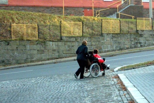 Jestli si myslíte,  že se vztah zdravých k lidem postiženým za ta tři desetiletí změnil,  tak se mýlíte  (ilustrační foto) | foto: František Tichý,  Český rozhlas