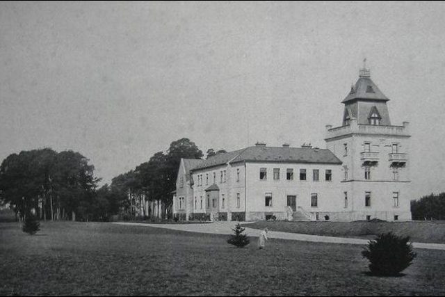 Larischova vila na dobové fotografii,  rok 1885 | foto:  Občanské sdružení za záchranu Zámečku Pardubice