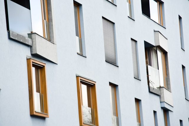 Při testu bylo zjištěno,  že řada oken je v horší třídě,  než výrobce tvrdil | foto: Filip Jandourek,  Český rozhlas