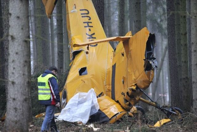 Při pádu práškovacího letadla typu Z37-A Čmelák do lesa na Chrudimsku zemřel pilot | foto: ČTK