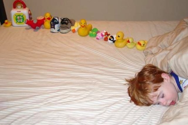 Spící autistické dítě s vyrovnanou řádkou hraček | foto: GNU General Public License,  verze 1.2,   Andwhatsnext