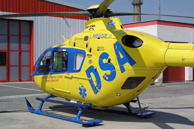 Královéhradečtí záchranáři jako jediní na světě vozí na palubě vrtulníku speciání přístroj na ochlazování mozku | foto:  Záchranná služba Královéhradeckého kraje