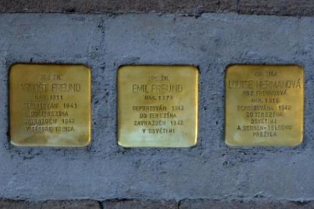 Kameny zmizelých byly uloženy na svitavském náměstí Míru | foto:  Svitavy.cz