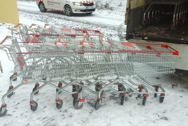 Pardubičtí strážníci objevili v dodávce 40 ukradených nákupních vozíků | foto: Městská policie Pardubice