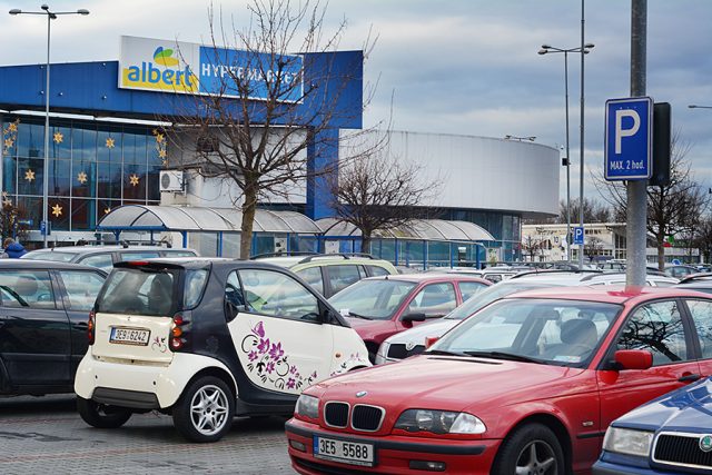 Parkoviště u hypermarketu Albert | foto: Honza Ptáček,  Český rozhlas