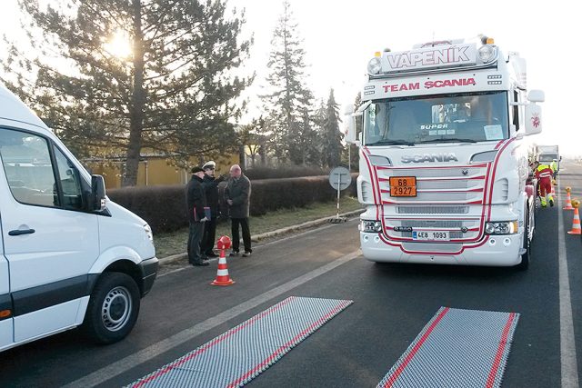 Policisté zatím váží kamiony pomocí klasických mobilních vah | foto: Ondřej Wolf,  Český rozhlas