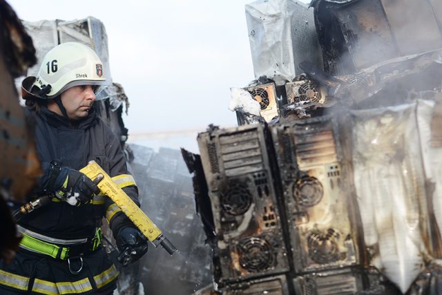 Hasiči zasahují u požáru haly v Černé za Bory | foto: Honza Ptáček,  Český rozhlas