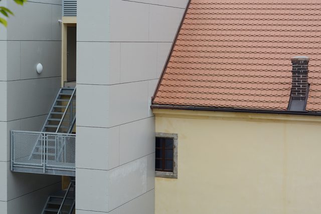 Nové schodiště zakrylo část okna | foto: Honza Ptáček,  Český rozhlas