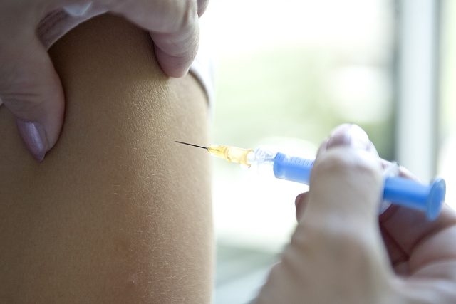 Někteří lidé se očkování obávají. Jak je lékaři přesvědčí,  že se není čeho bát?  (ilustrační foto) | foto: Filip Jandourek,  Český rozhlas