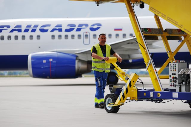 Technik na pardubickém letišti odváží schůdky od Boeingu 737 | foto: Honza Ptáček,  Český rozhlas