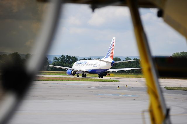 Letiště Pardubice - Boeing 737 roluje na ranvej | foto: Honza Ptáček,  Český rozhlas,  Český rozhlas