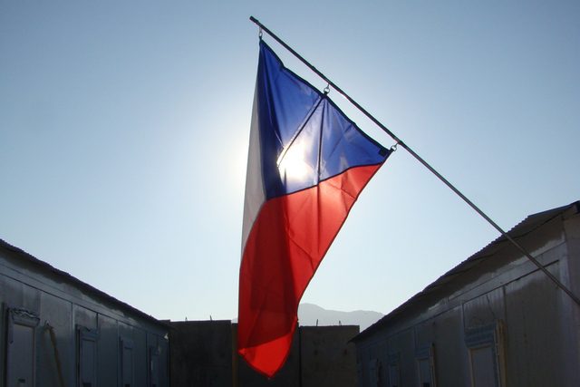 Česká vlajka | foto:  kpt. Milan Kozelka,  Generální štáb Armády ČR