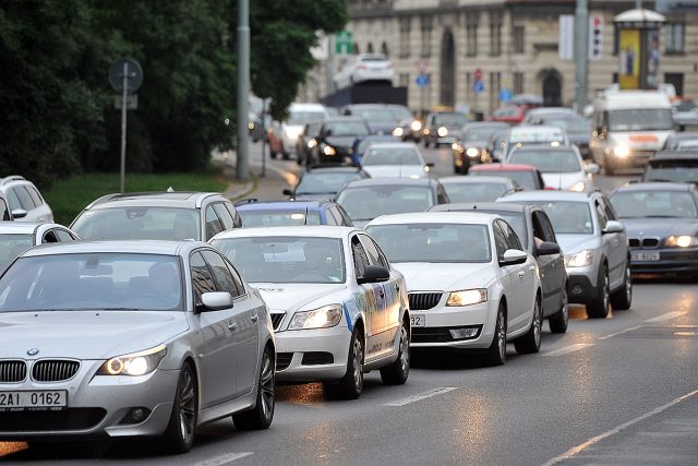 Řidiči musí u Litomyšle počítat se zdržením  (ilustrační foto) | foto: Filip Jandourek,  Český rozhlas