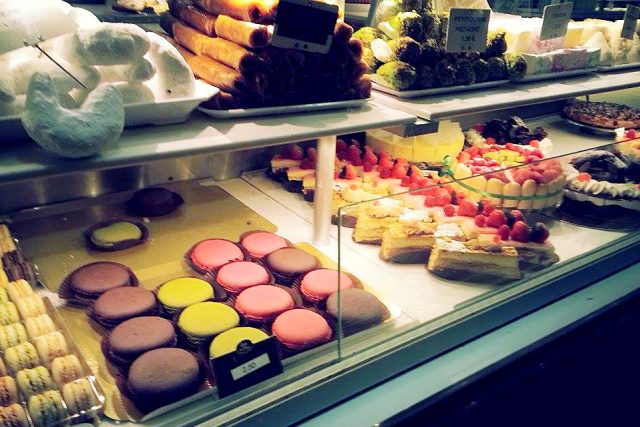 Makronky a další sladkosti v cukrárně v Paříži | foto: Lenka Ptáčková