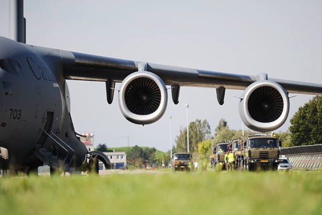 Munici přepraví kanadský vojenský letoun C-17 Globemaster III | foto: Honza Ptáček,  Český rozhlas