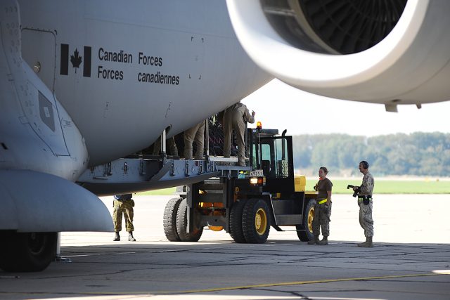Kanadští vojáci nakládají munici do letadlaGlobemaster na pardubickém letišti | foto: Honza Ptáček,  Český rozhlas