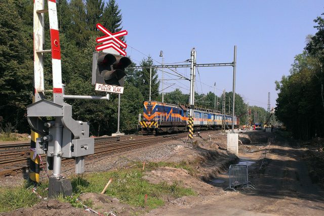 Úpravy na železnici mezi Pardubicemi a Hradcem králové probíhají už několik let | foto: Honza Ptáček,  Český rozhlas