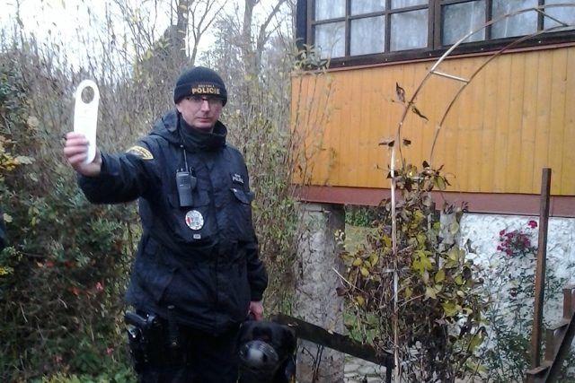 Strážník kontroluje jednu z chatek v Pardubicích | foto: Drahomíra Bačkorová,  Český rozhlas