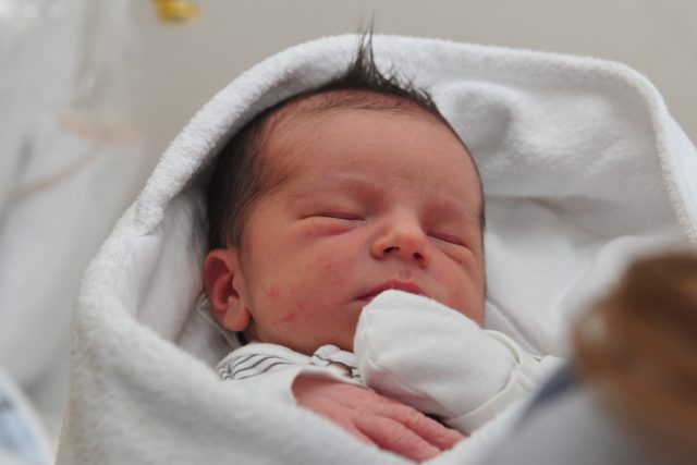 Novorozenec  (ilustrační foto) | foto: Středočeský kraj