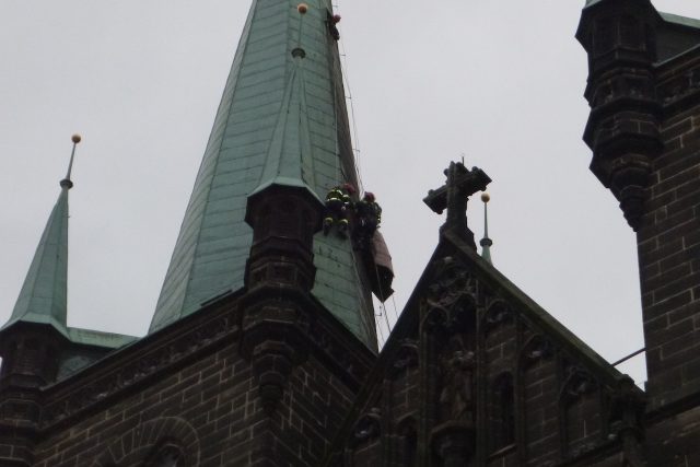 Poničení střech kostela v Chrudimi | foto:  HZS Pardubického kraje