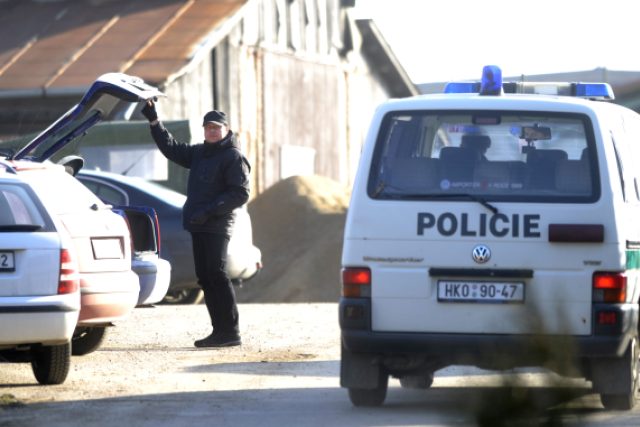 Policisté kontrolují sklady zbrojařské firmy ve Slatině u Vysokého Mýta | foto: ČTK