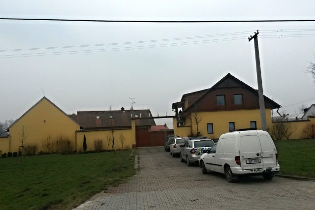 Kriminalisté prohledávají dům majitele muničního skladu ve Slatině  (únor 2015) | foto: Ondřej Wolf,  Český rozhlas