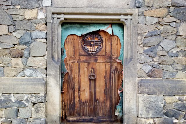 Zničené dveře na Kamenné vile v Pardubicích | foto: David Macháček,  Český rozhlas
