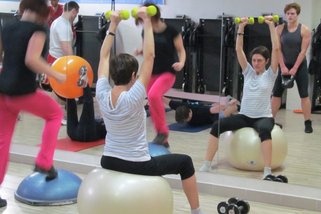 Cvičení na podporu boje s roztroušenou sklerózou v Jihlavě | foto: Andrea Kratochvílová