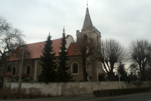Kostel sv. Vavřince v Opatovicích nad Labem. Svatý Vavřinec byl také patronem zaniklého kláštera. | foto: Martin Karlík