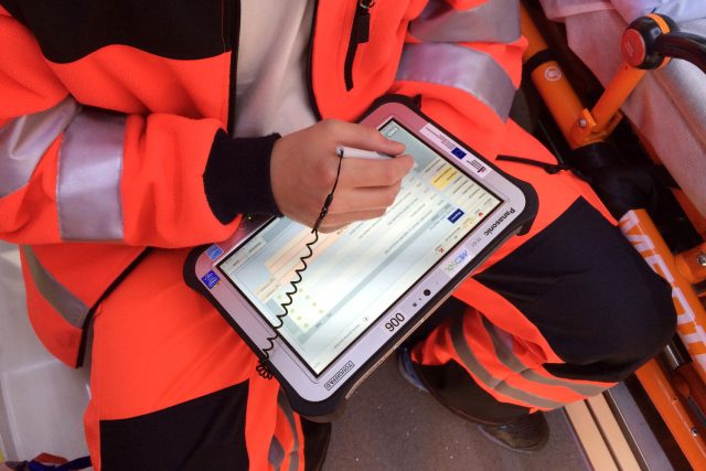 Tablet,  který používají záchranáři v sanitkách ke komunikaci s nemocnicí,  přijde na 60 tisíc korun | foto: Iveta Záleská