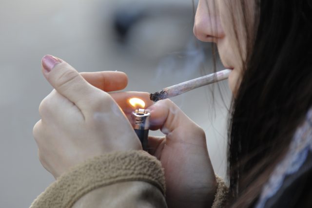 Mladí kuřáci nemají problém si cigarety obstarat | foto: Fotoservis Evropského parlamentu