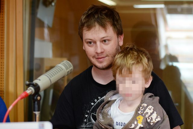 Dominik Landsman se synem | foto: Honza Ptáček,  Český rozhlas