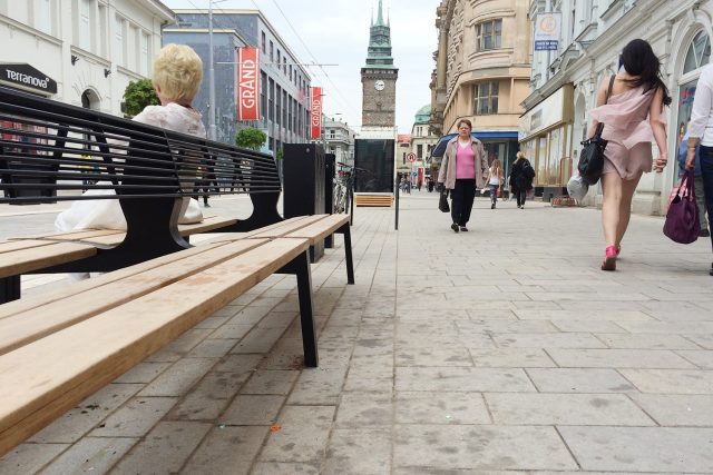 Dlažba je nejšpinavější v okolí laviček před obchody s rychlým občerstvením | foto: Honza Ptáček,  Český rozhlas