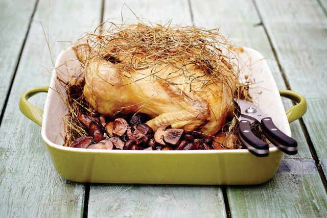 Kuře v seně | foto: Nakladatelství Smart Press,   Květinová kuchařka – jedlé býlí na vaření i zdobení