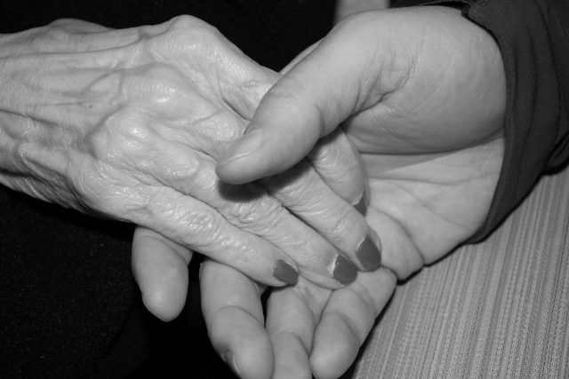 ruka,  ruce,  pomoc,  seniorka,  senior,  matka,  dlaň | foto: CC0 Public domain,  Fotobanka Pixabay