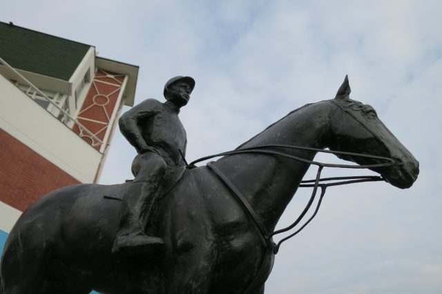 Bronzová socha prvního vítěze Velké pardubické | foto: Tereza Brázdová,  Český rozhlas
