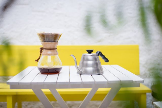 Chemex je léty prověřená a designově dokonalá &quot;karafa&quot; na přípravu kávy | foto: Honza Ptáček,  Český rozhlas