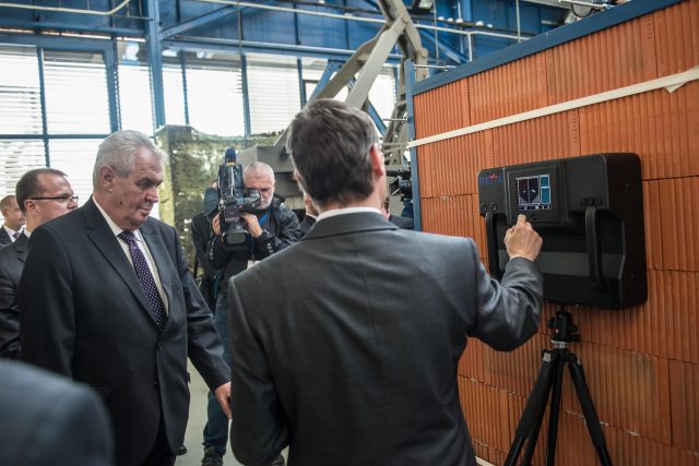 Prezident Zeman při demonstraci radaru schopného vyhledávat osoby | foto:  Pardubický kraj