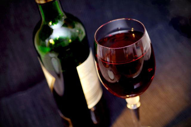 červené víno,  sklenice vína,  láhev vína | foto: Fotobanka Pixabay