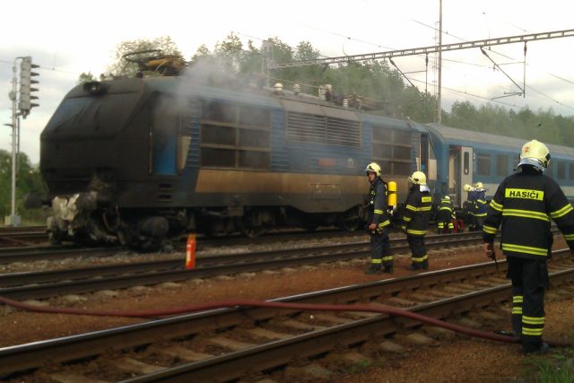 Hasiči z Ostřetína při zásahu u požáru lokomotivy ve stanici Uhersko | foto:  SDH Ostřetín