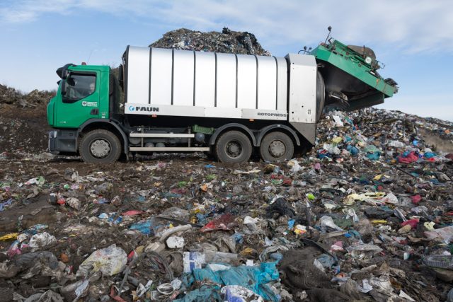 Směsný odpad ze Slatiňan končí na této skládce v Nasavrkách | foto: Honza Ptáček,  Český rozhlas