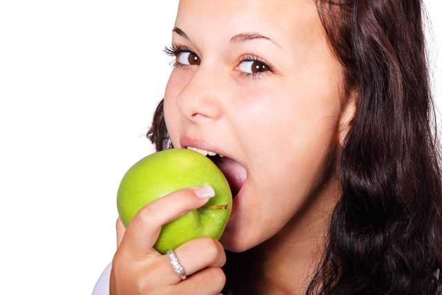 Do jarního jídelníčku můžete zařadit i zelená jablka. Prospěšná jsou díky vysokému obsahu vlákniny... | foto: Fotobanka Pixabay