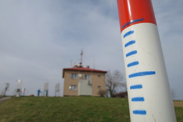 Meteorologická stanice ve Svratouchu,  v popředí sněhoměrná tyč | foto: Tereza Brázdová,  Český rozhlas